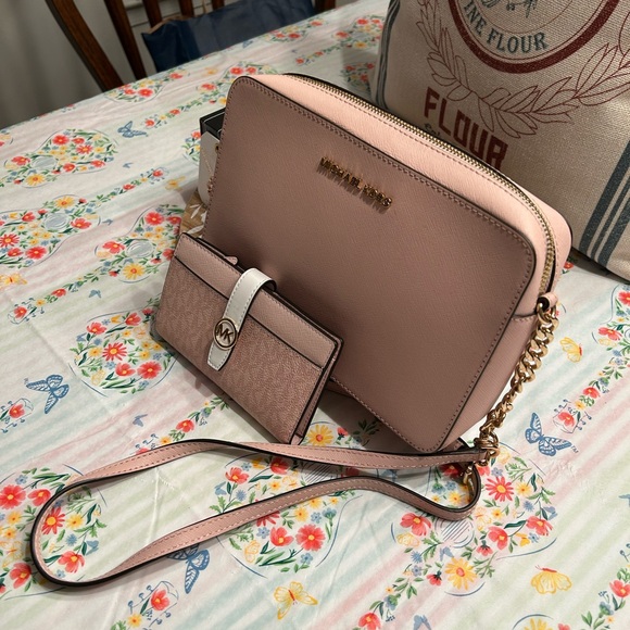 NWT Gift Set Michael Kors Blush Crossbody Bag and Wallet Set with pendant - Picture 6 of 8